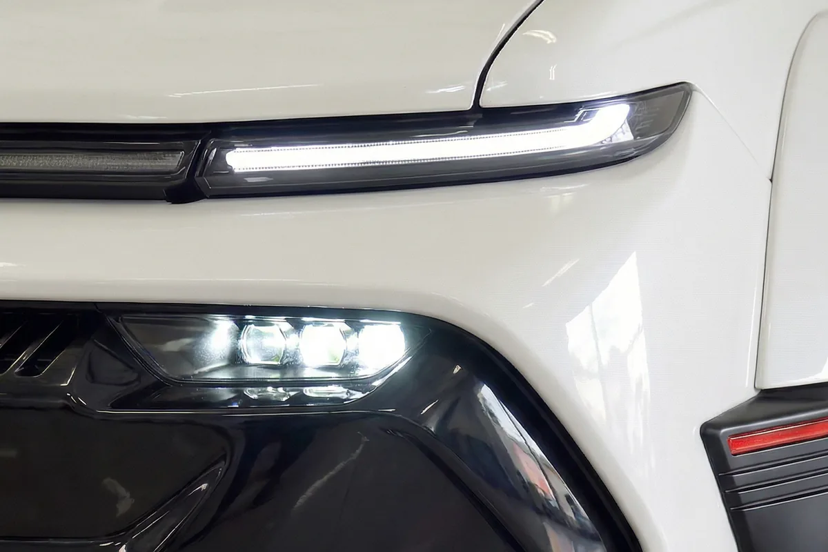 Close-up dos faróis dianteiros direitos do Monza SR Concept. DRLs em LED horizontais e conjunto óptico principal.