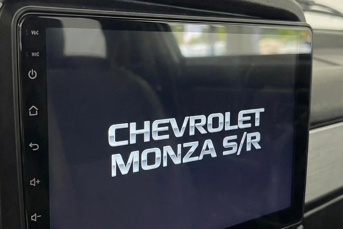 Tela multimídia do Monza SR Concept exibindo o logotipo 