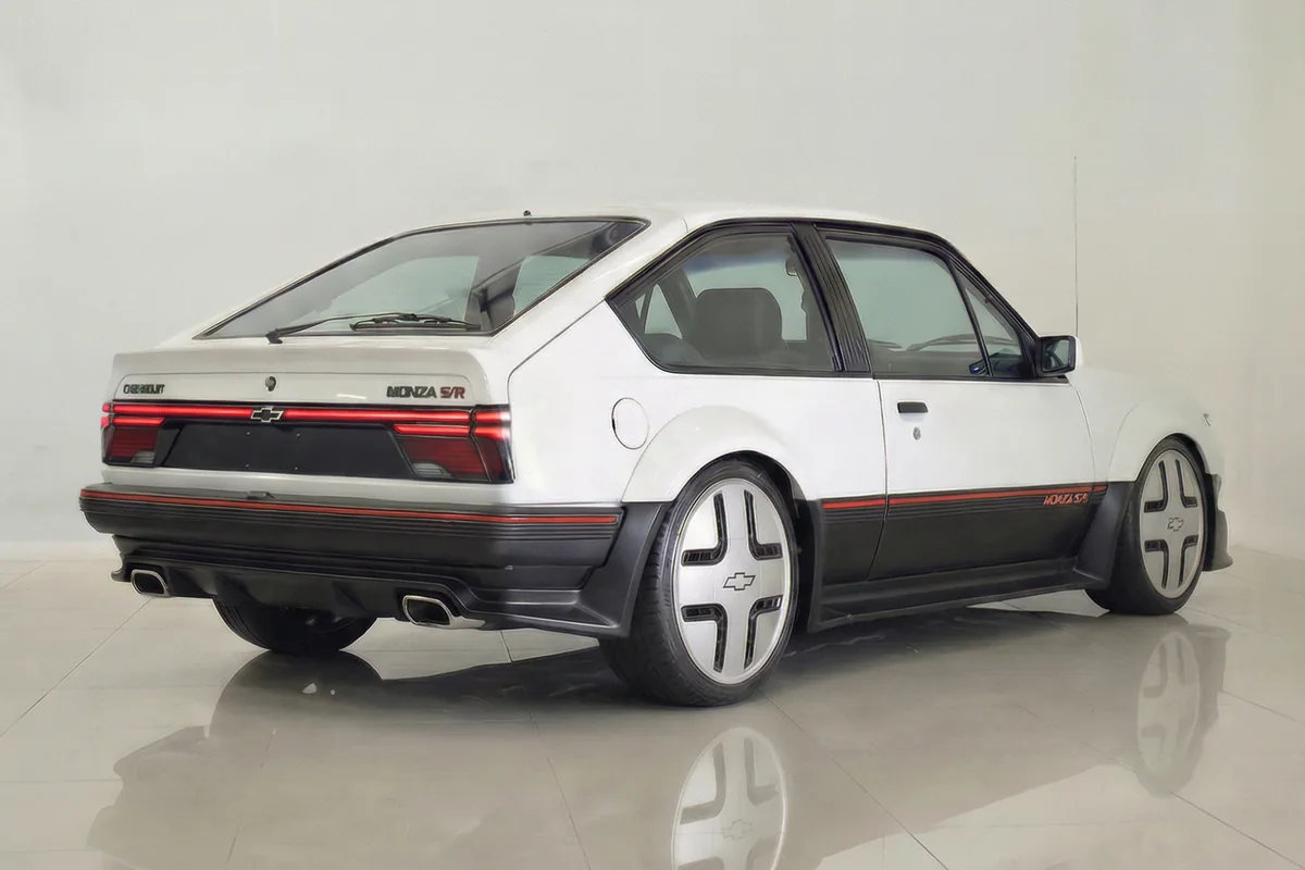 Traseira 3/4 do Chevrolet Monza SR 2026 Concept. Lanterna LED contínua, escapamento duplo e rodas conceito.