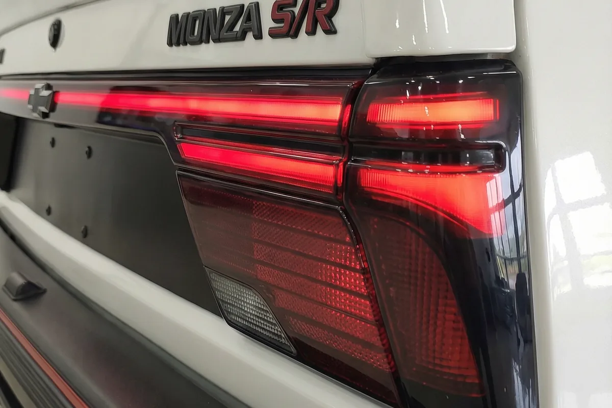 Detalhe da lanterna traseira direita do Monza SR Concept. Design em LED vermelho contínuo e elementos internos.