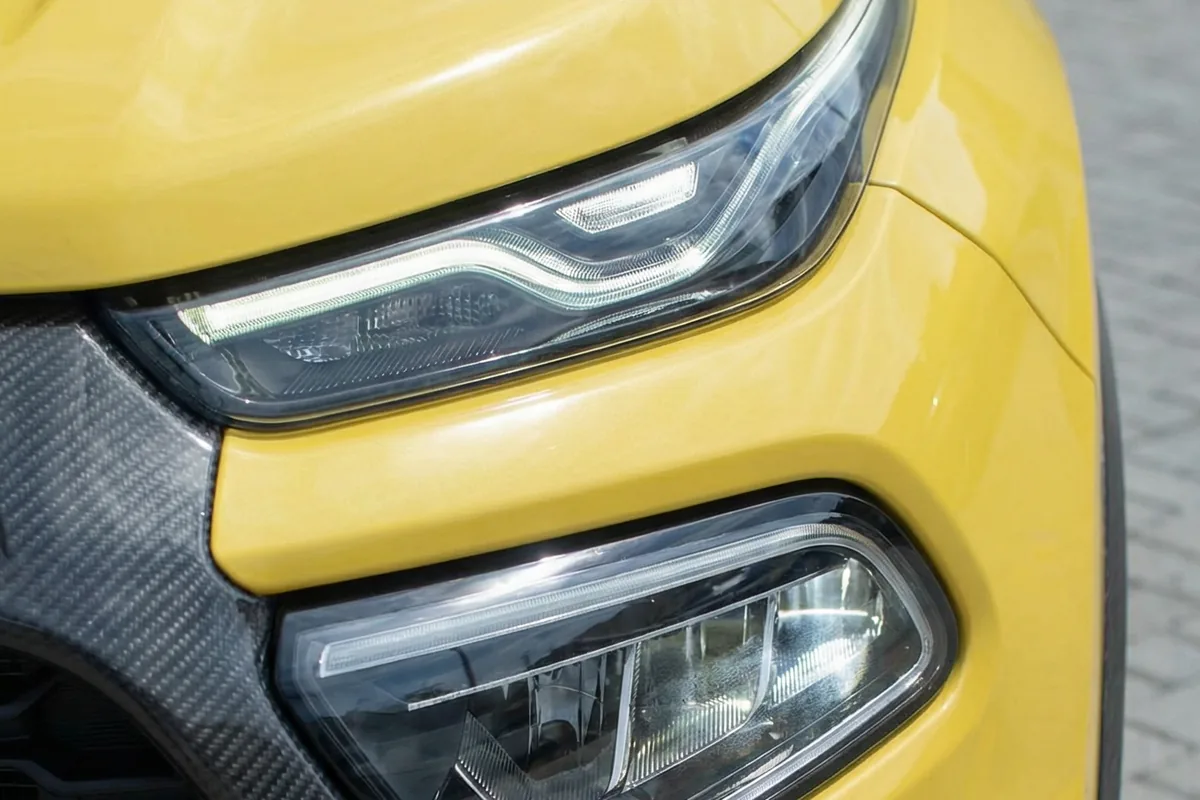Detalhe do farol dianteiro esquerdo do Fiat Torino 147 Concept, com DRLs LED e fibra de carbono.