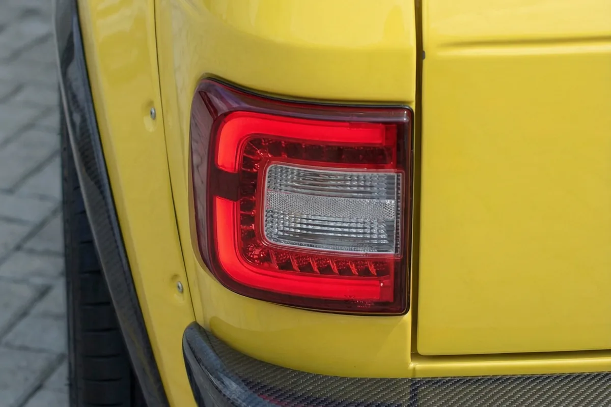 Detalhe da lanterna traseira esquerda em LED do Fiat Torino 147 Concept, com design moderno e fibra de carbono.