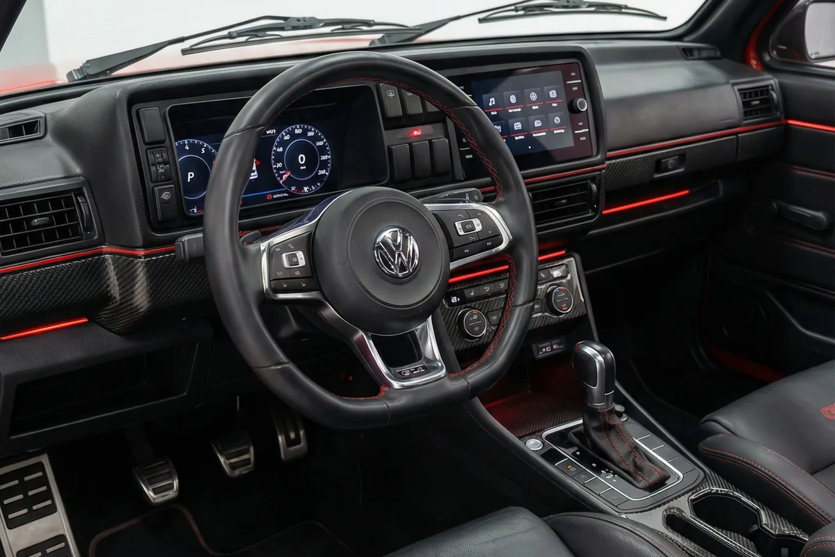 Interior moderno do Volkswagen Brasilia GLI Restomod. Volante esportivo, painel digital e central multimídia. Detalhes em vermelho.