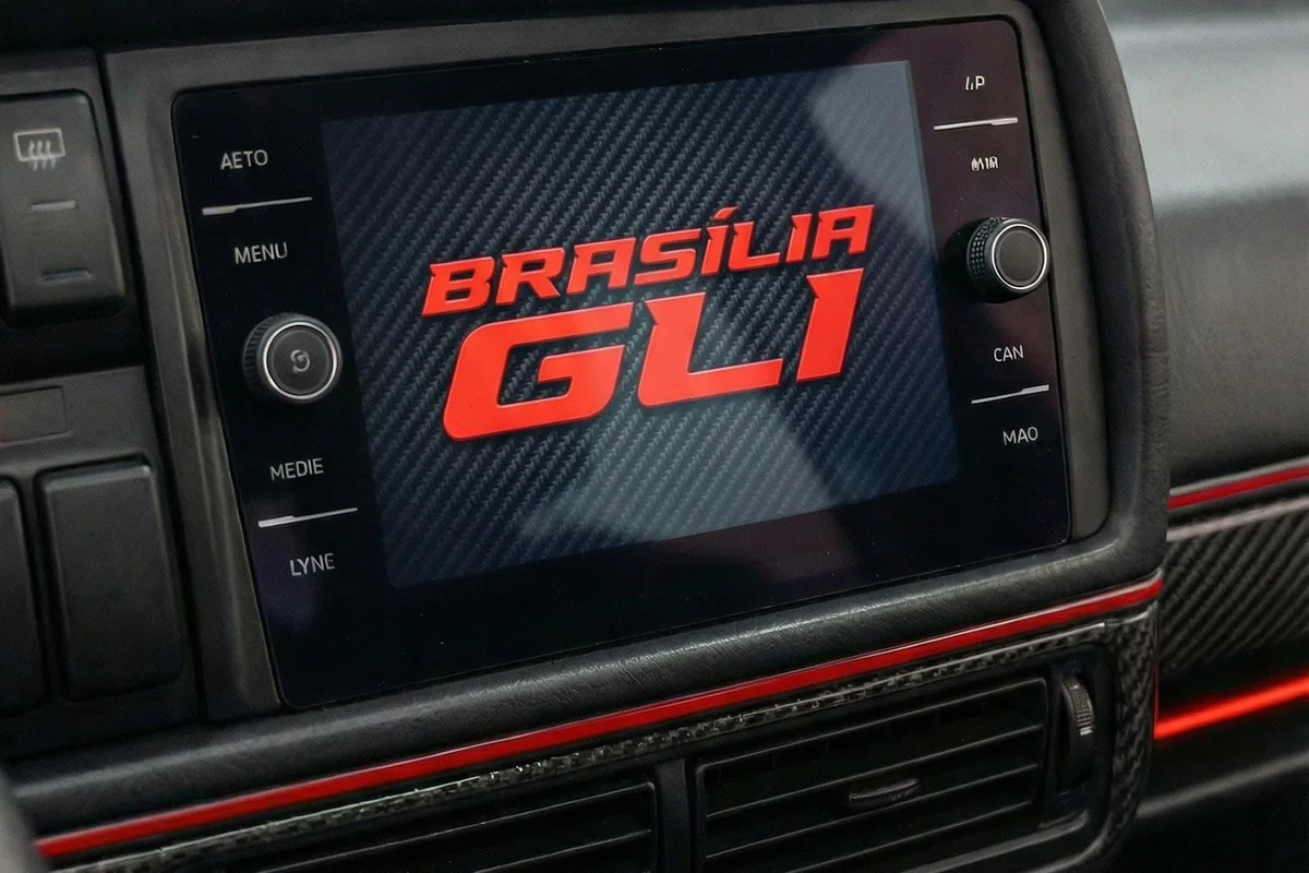 Tela da central multimídia do Volkswagen Brasilia GLI Restomod exibindo 