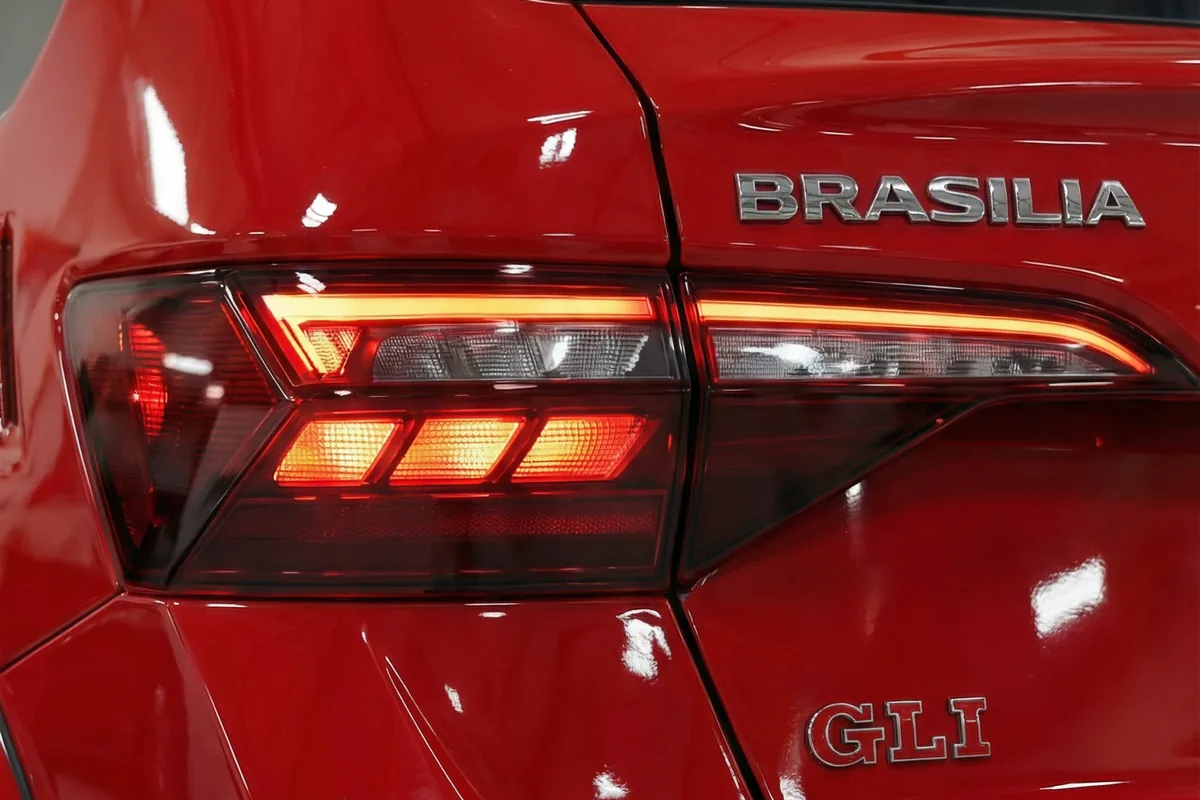 Detalhe da lanterna traseira esquerda de LED do Volkswagen Brasilia GLI Restomod. Emblemas 