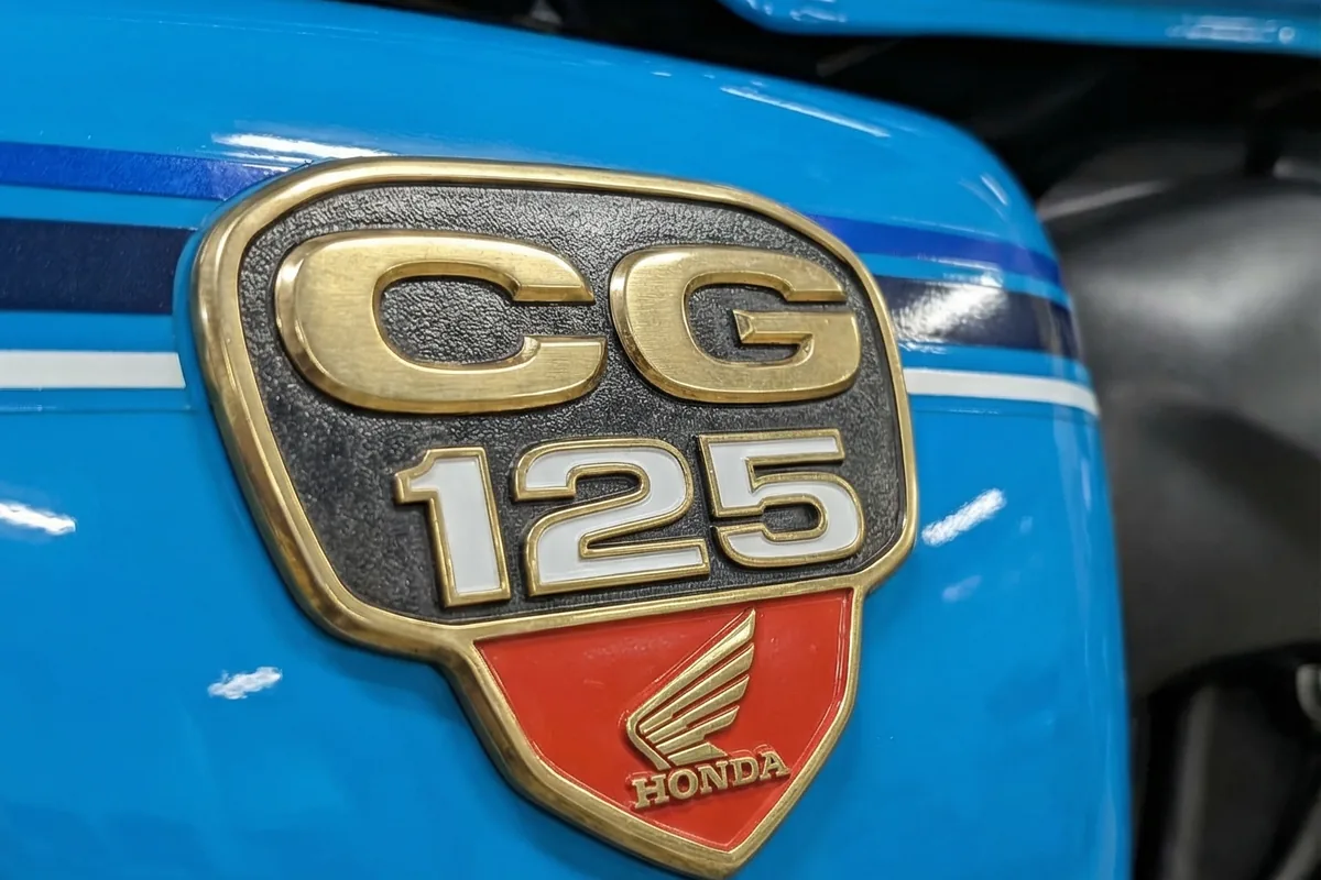 Emblema dourado e branco 