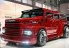 Scania 142HS Hummer H4: O Monstro Sueco Reinventado pela IA Caminhão-SUV Scania 142HS Hummer H4 vermelho vibrante em exposição, com rodas cromadas e faróis LED.