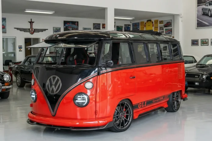 Kombi Samba GLI Concept vermelha e preta com teto solar, rodas esportivas, em showroom com outros carros.