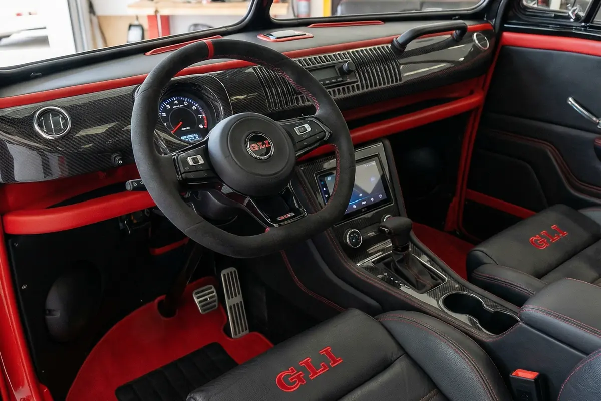 Interior moderno da Kombi GLI Concept com volante esportivo, painel digital, bancos GLI e fibra de carbono.