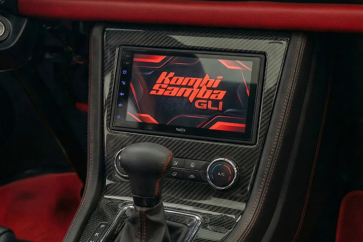 Tela multimídia no console central da Kombi GLI com logo 