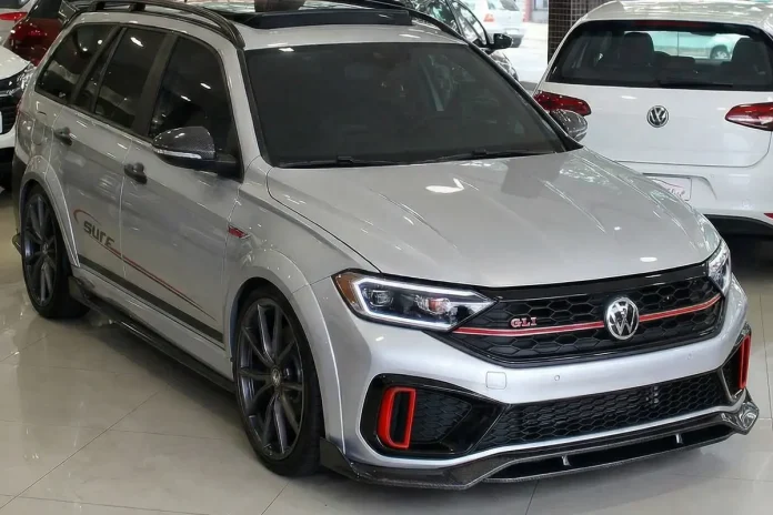 Volkswagen Parati Surf GLI restomod prateado, vista frontal 3/4, com kit esportivo e detalhes em vermelho.
