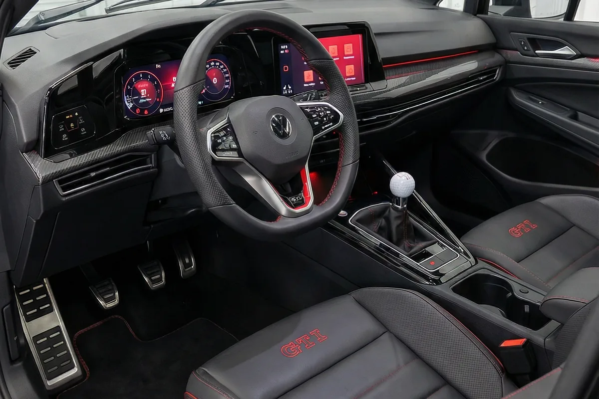 Interior do SP2 GTI Concept com painel digital, volante de couro, câmbio manual e bancos com bordado GTI.