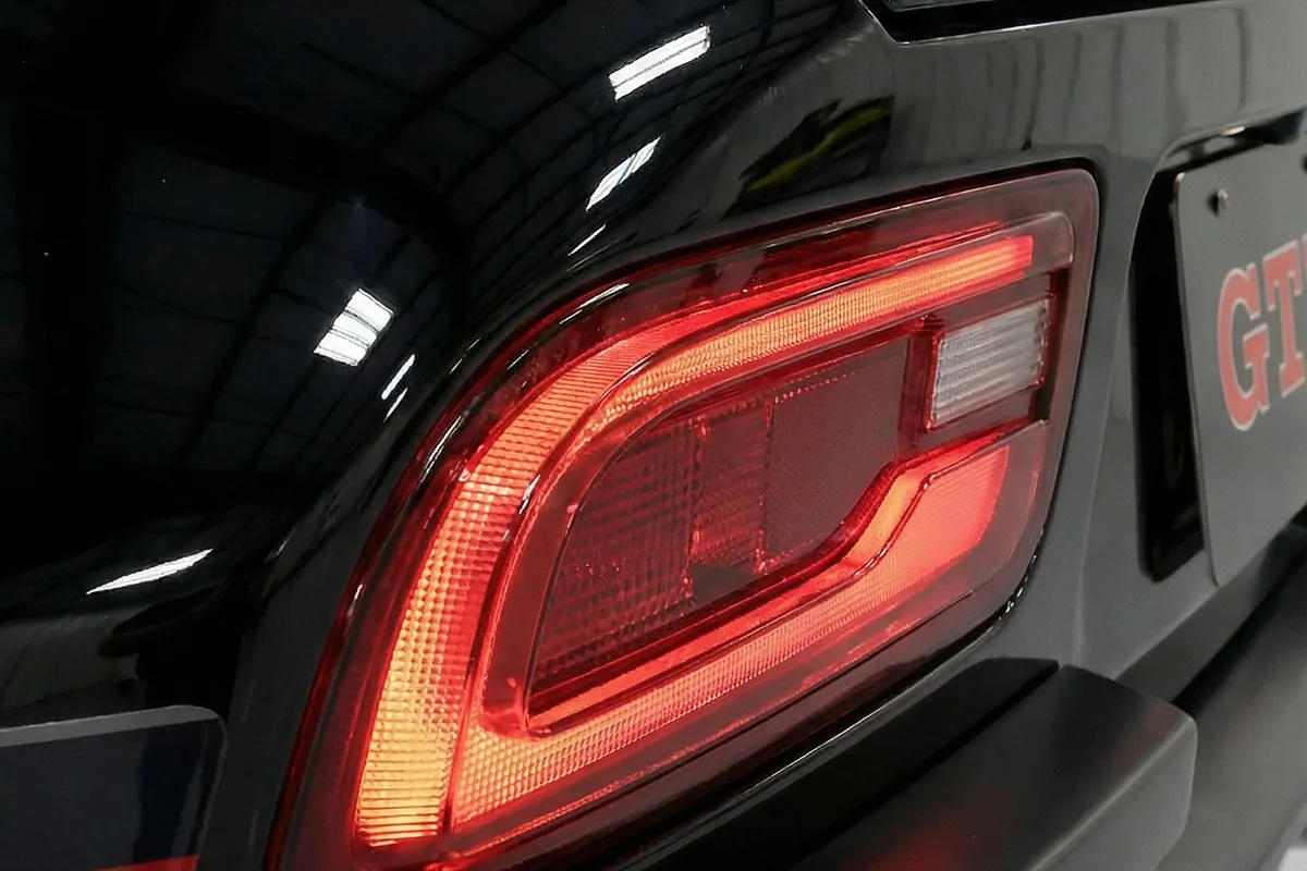 Close-up da lanterna traseira de LED vermelha, destacando o design interno e a iluminação moderna do SP2.