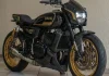 Yamaha RX 180 Concept 2026: A Fúria Dois Tempos Reimaginada Yamaha RX 180 Concept 2026, vista frontal ¾, preta e dourada, com farol LED e rodas raiadas douradas.