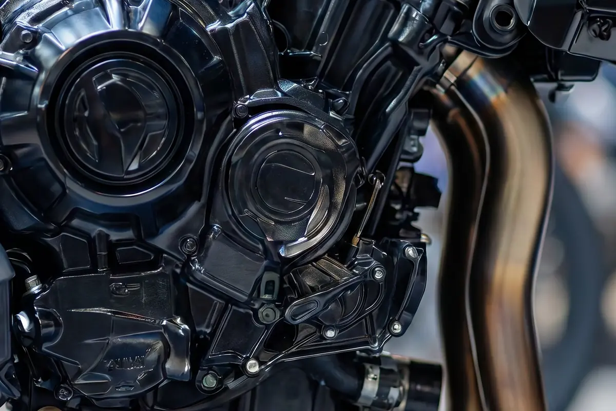 Close-up do motor preto brilhante da Yamaha Tenere 600 Concept com tubagem do escapamento em bronze.
