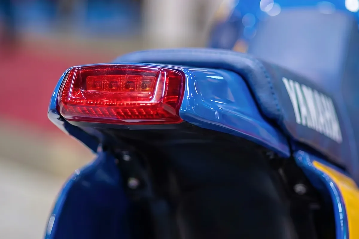 Close-up da lanterna traseira de LED retangular vermelha da Yamaha Tenere 600 Concept, com assento azul.